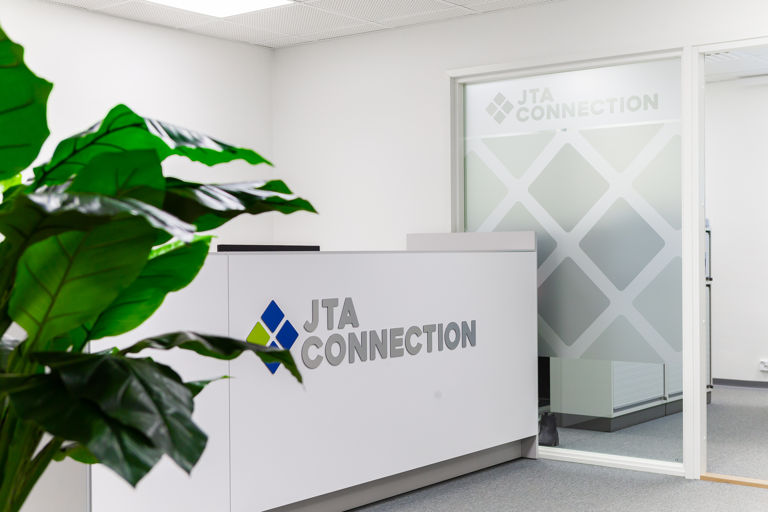 Palvelutiski vastaanottotilassa.