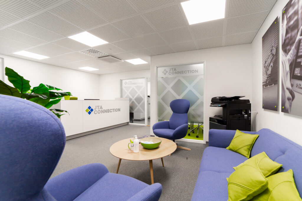 Aulatilan kalusteet ja vastaanottotiski.