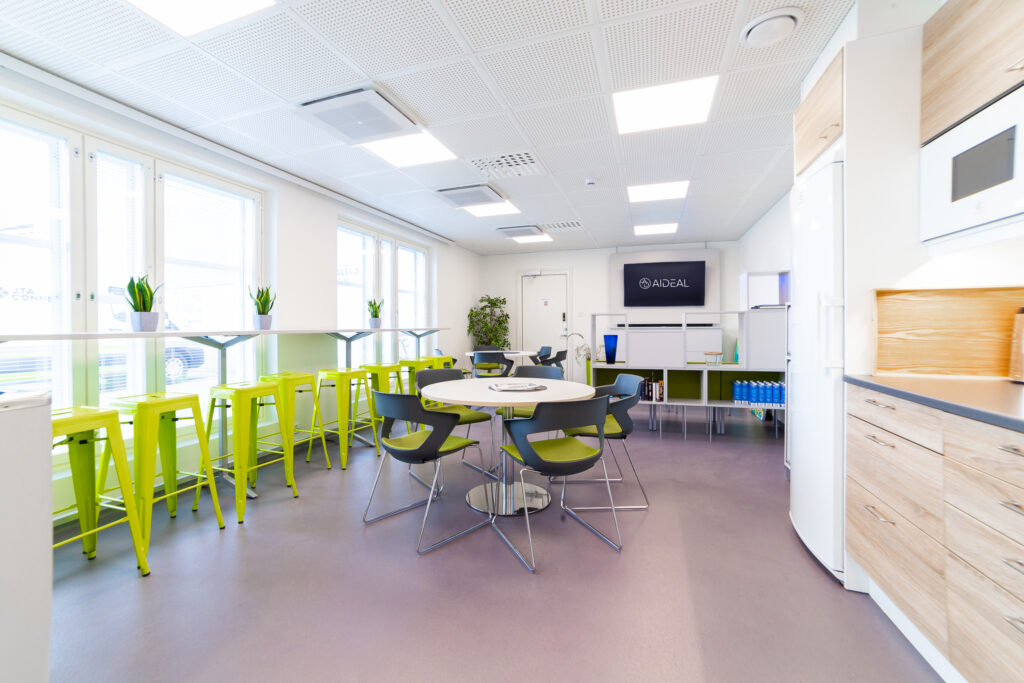 Kahviotilan uudet kalusteet luovat viihtyisän ympäristön.