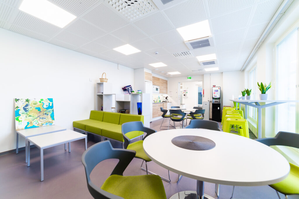 Kahviotilan sohvanurkkaus.