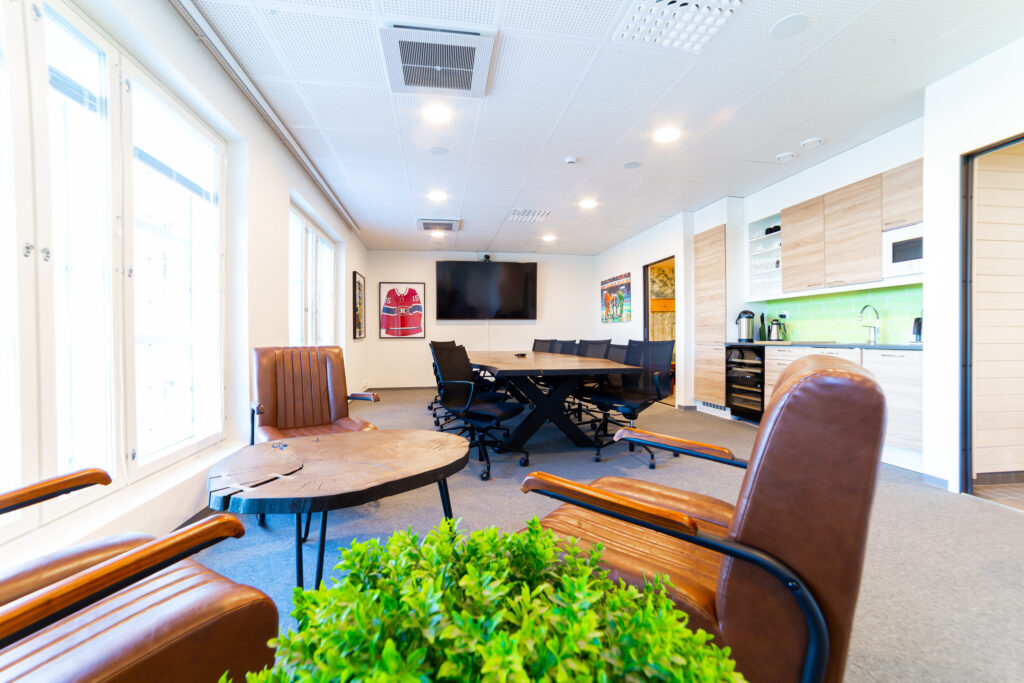 Sauna - neuvottelutilan kalusteet.