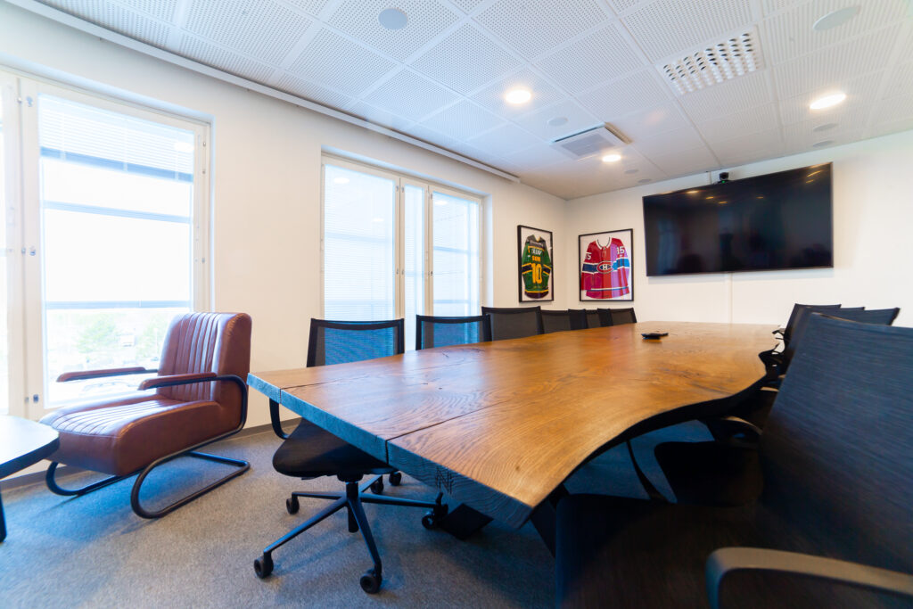 Sauna - neuvottelutilan upea tammilankkupöytä. Vanha tammi tehty pöydäksi.