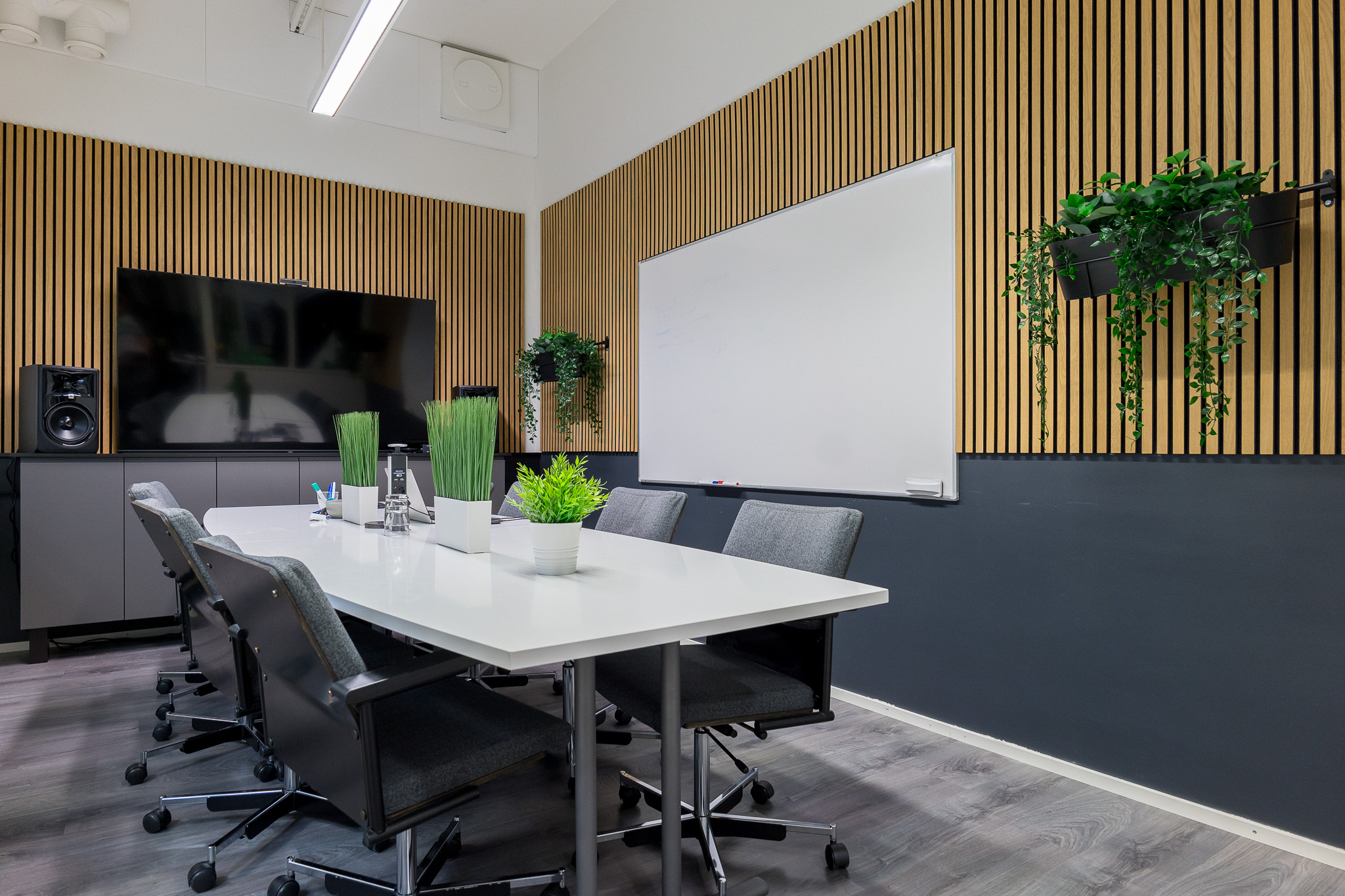 Uudistettu neuvottelutila. Akustiikkapaneelit ja kaapistot.