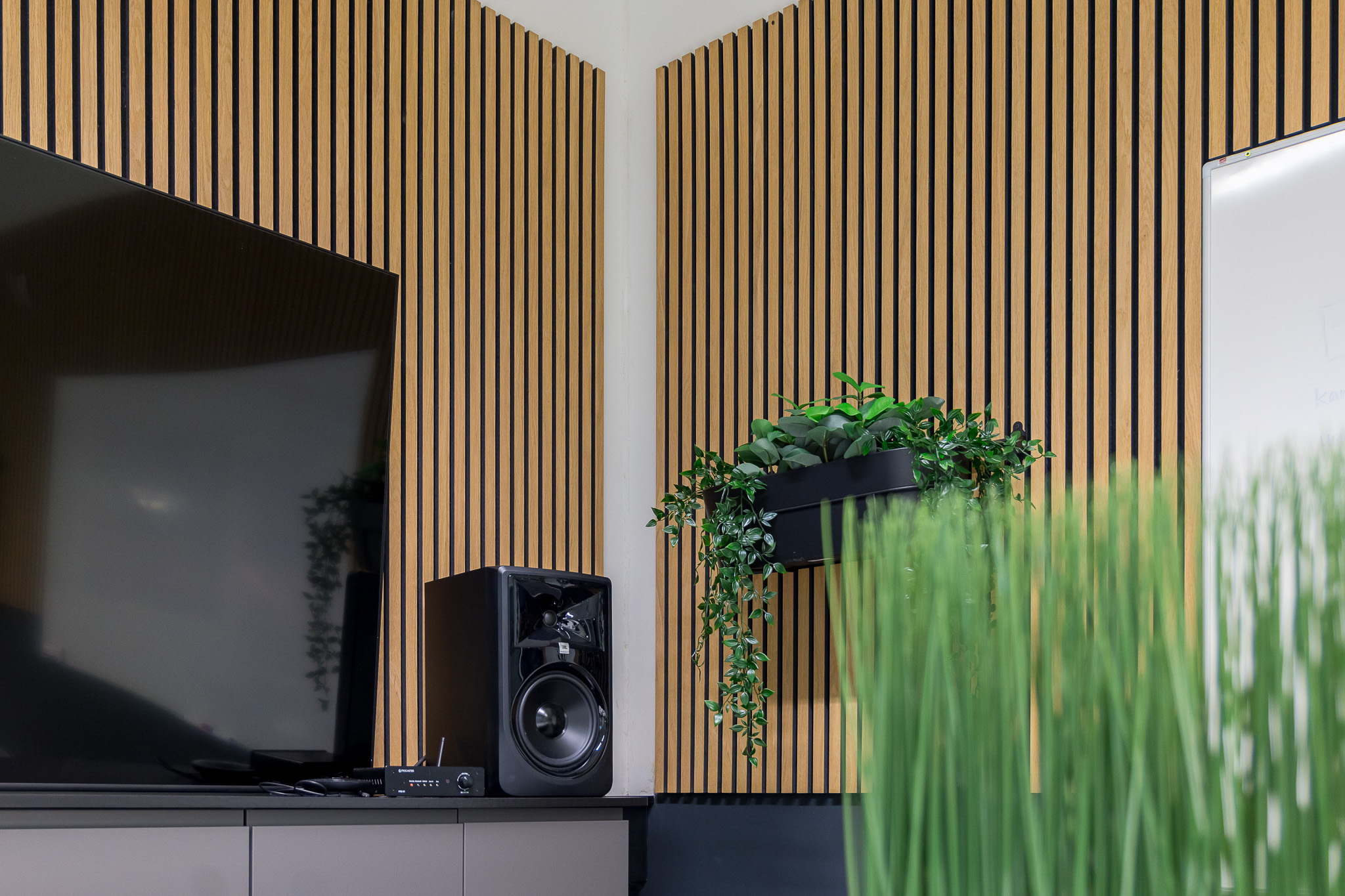 Akustiikkapaneelit TV monitoriseinällä