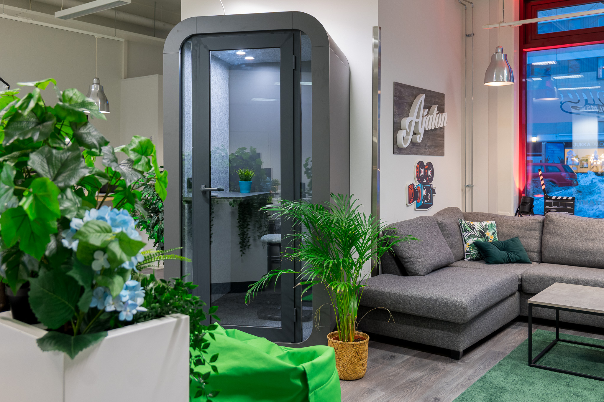 Äänieristetty työtila, puhelinkoppi toimistotilassa.