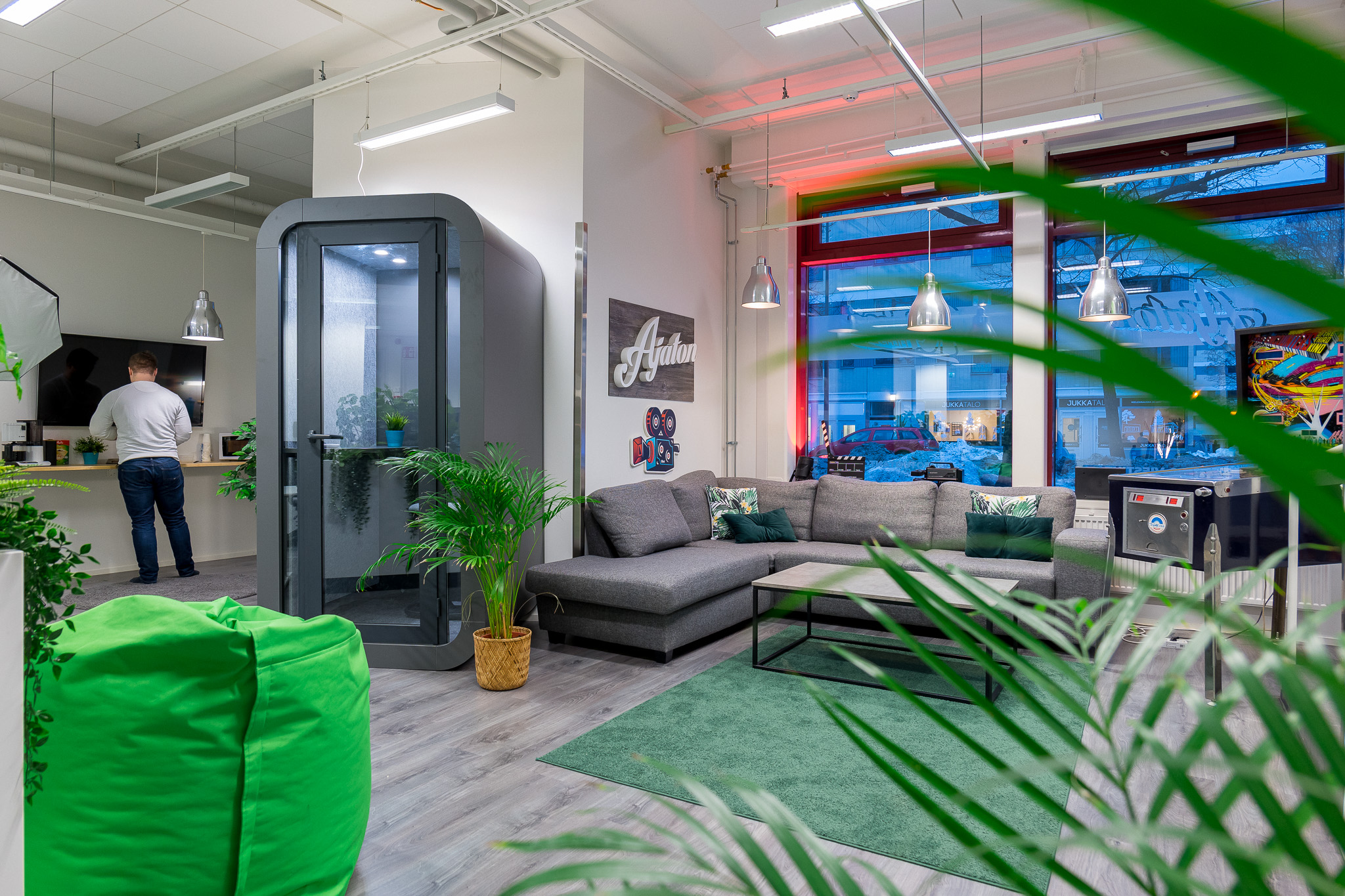 Äänieristetty työtila, puhelinkoppi Ajaton avokonttorissa.